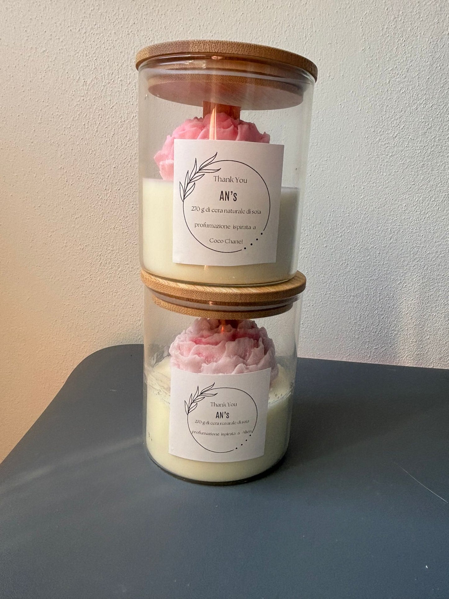 Candela Decorativa in Vetro con Stoppino in Legno – Profumo ispirato a Coco Chanel, Fiore Rosa