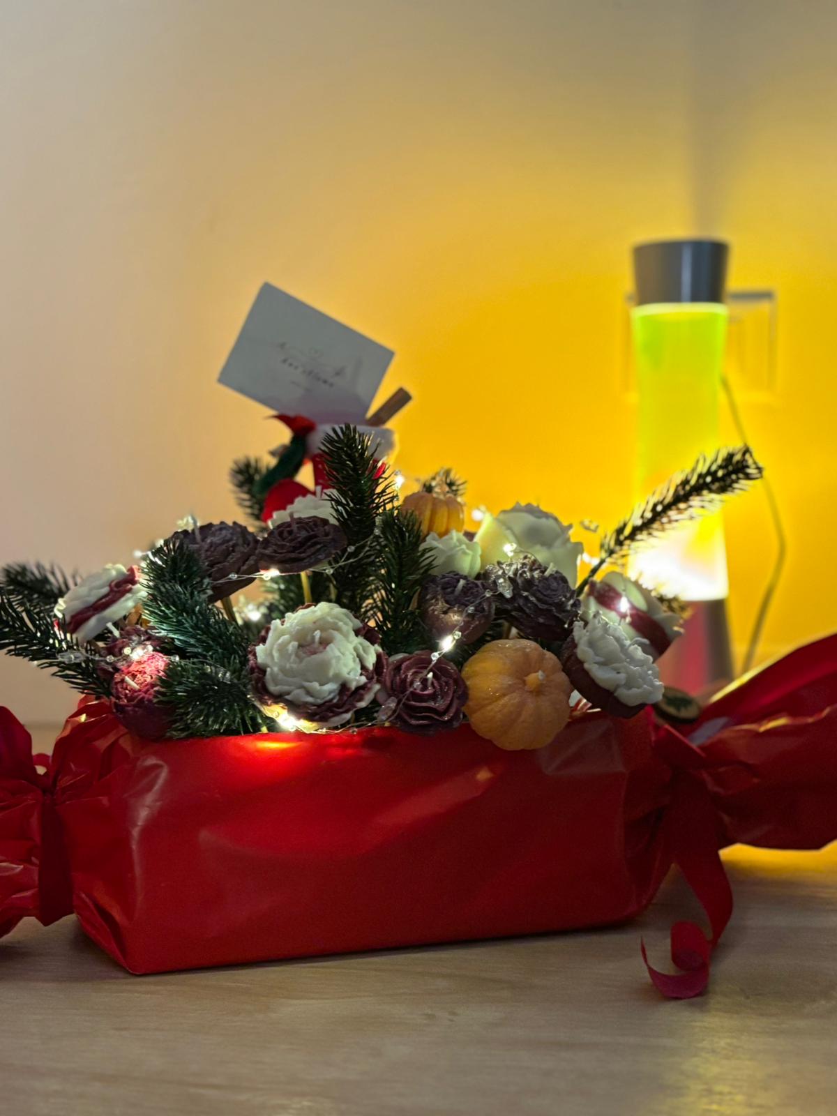 Scatola Bouquet Natalizio alla Vaniglia – 24 Fiori, 3 Zucche e Petali di Pino in Cera di Soia