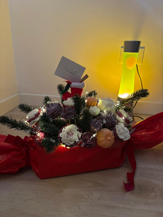 Scatola Bouquet Natalizio alla Vaniglia – 24 Fiori, 3 Zucche e Petali di Pino in Cera di Soia