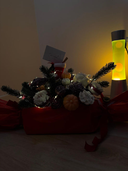 Scatola Bouquet Natalizio alla Vaniglia – 24 Fiori, 3 Zucche e Petali di Pino in Cera di Soia